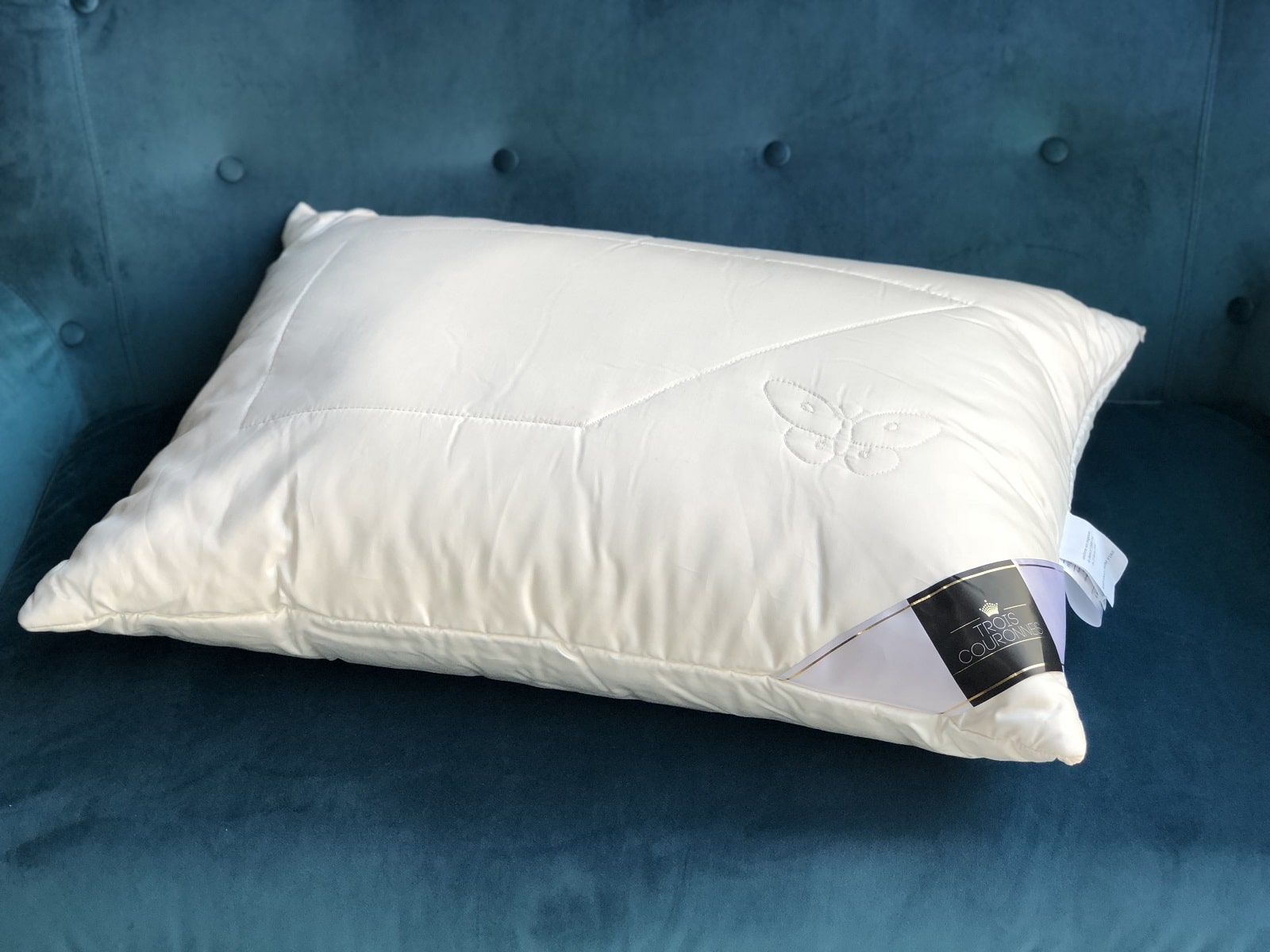 Подушки с наполнителем из шелка. Silk Pillow подушки. Подушка шелковая trois Couronnes. Подушка в упаковке натуральный шелк. Подушка с шелковым наполнителем 60*60.